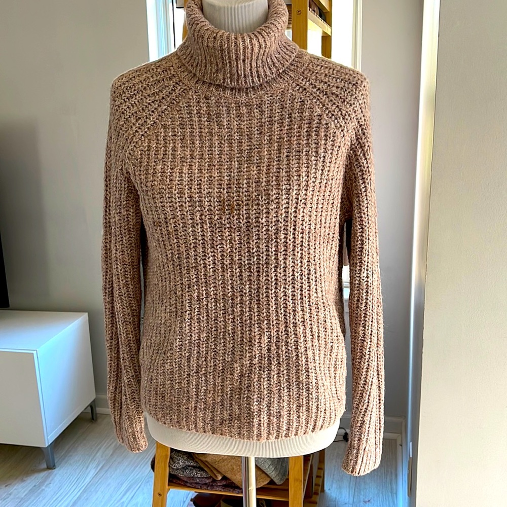 Abercrombie & Fitch  Pink sweater